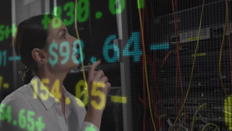 animación del procesamiento de datos sobre ingeniera informática caucásica que verifica los servidores de la computadora
