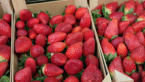 Cajas-Con-Fresas-En-El-Mercado