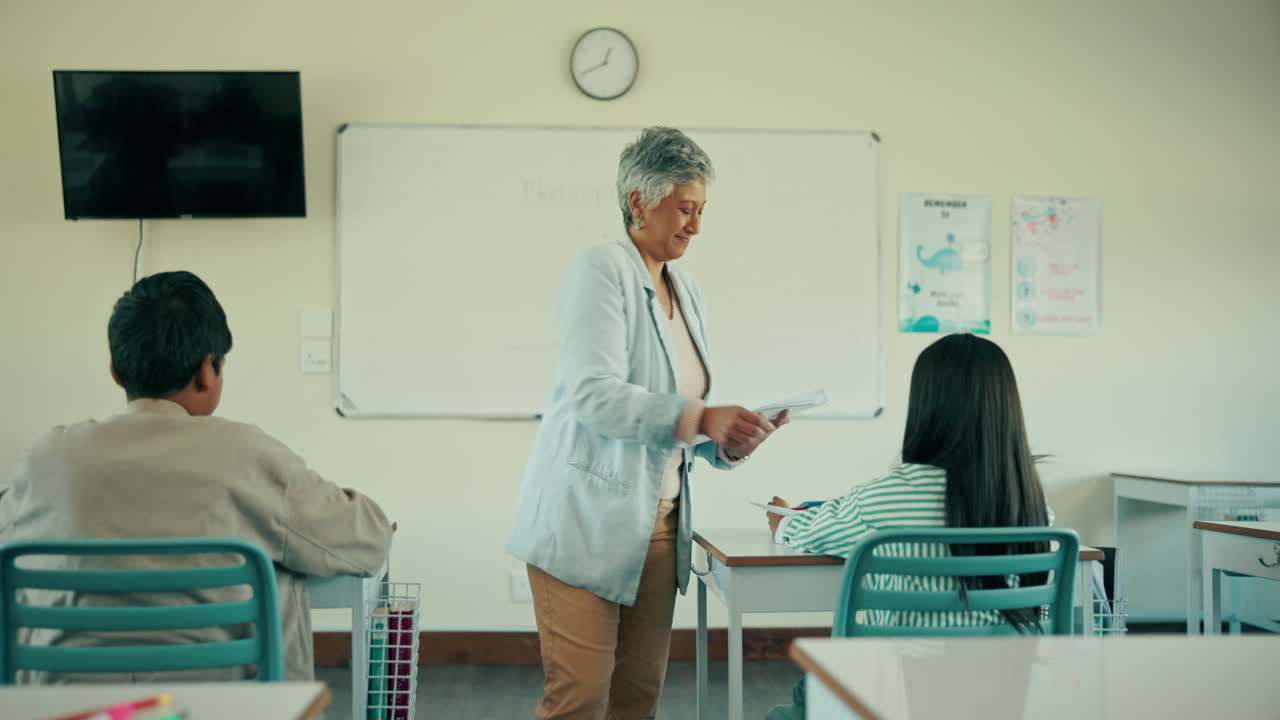 Učitel vyučuje studenty ve třídě