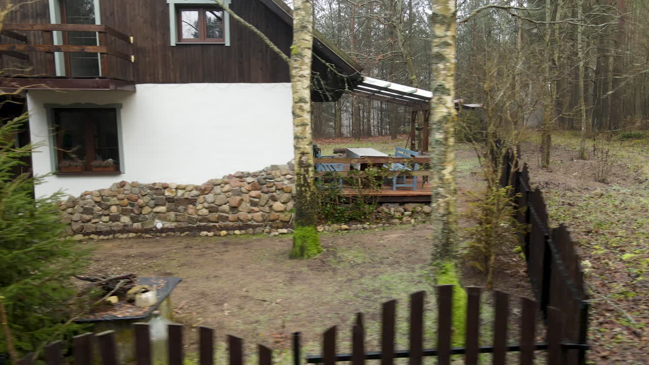 자연에서 휴가를 보내는 동안 아름다운 오래된 별장 정원에 있는 많은 크리스마스 전나무의 공중 돌리 쪽