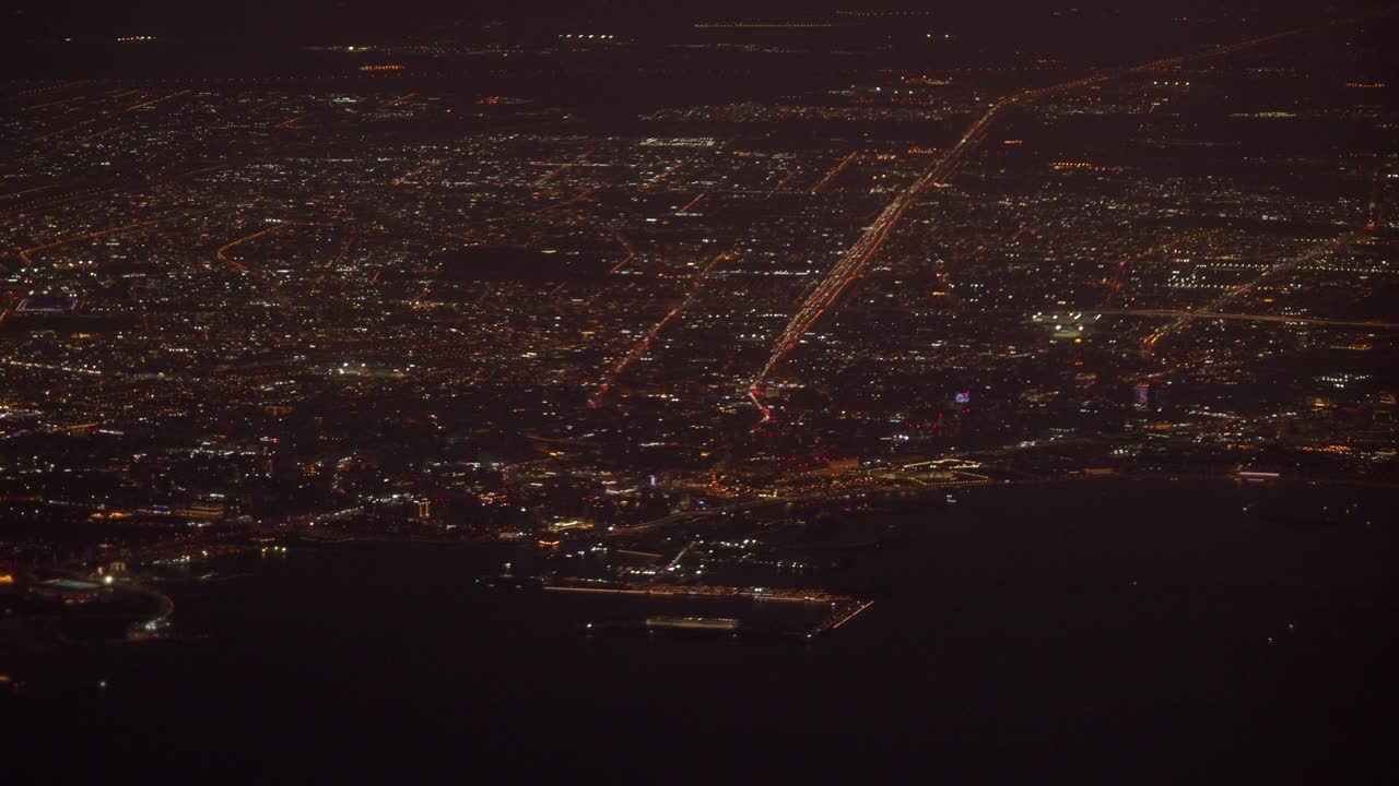 夜の都市の空中写真