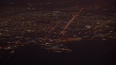 vista aerea de una ciudad en la noche