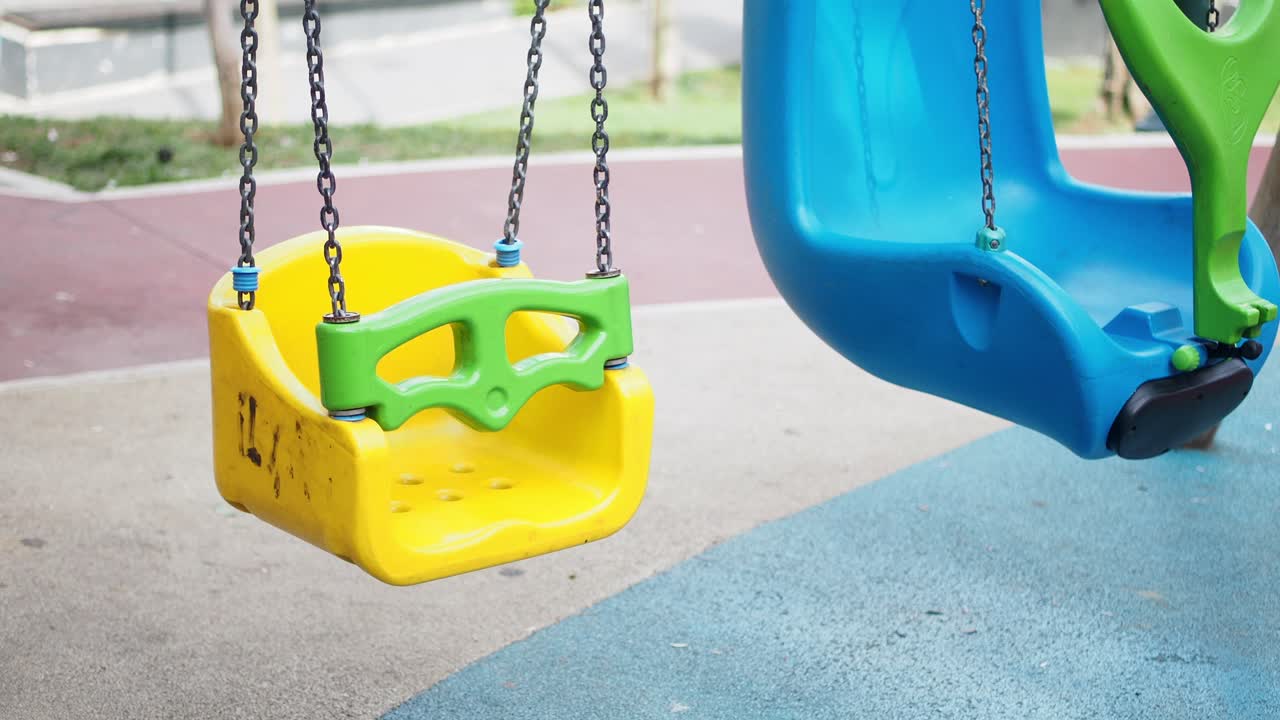 columpios coloridos en un patio de recreo