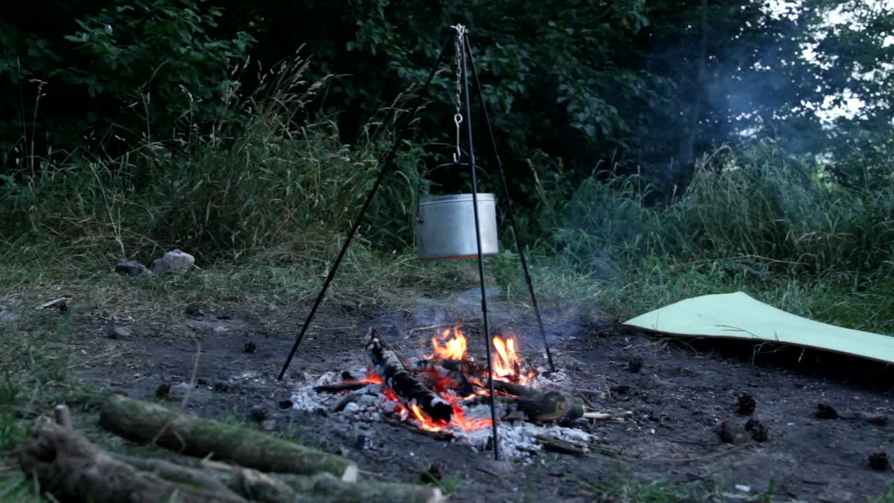 숲속 모닥불에 물이 끓는다
