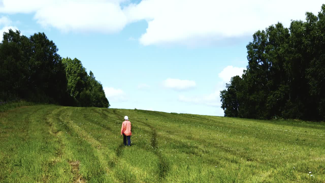 들판 을 가로질러 고 있는 사람