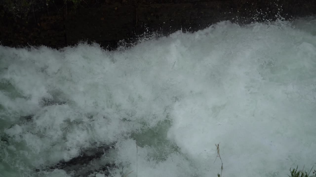 차가운 강에서 흐르는 물과 어리는 물.
