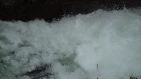 el agua que fluye y salpica en el río frío.