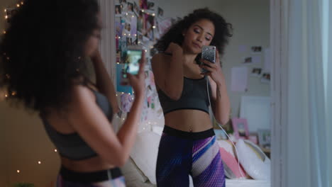 hermosa adolescente tomando una foto selfie usando un teléfono inteligente posando en el espejo compartiendo moda elegante en las redes sociales disfrutando del fin de semana en casa autoimagen adolescente
