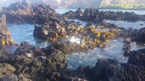 Olas-Rompiendo-En-Pozas-De-Marea-En-La-Isla-Grande-De-Hawaii