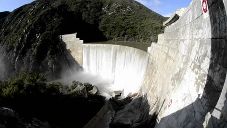 Weitwinkelaufnahme-Von-Matilija-Creek,-Der-Nach-Einem-Frühlingssturm-In-Der-Nähe-Von-Ojai,-Kalifornien,-über-Den-Veralteten-Matilija-Staudamm-Verschüttet-Wurde