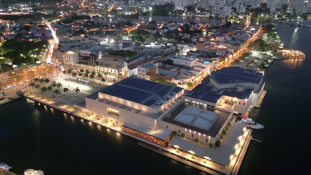 밤에 콜롬비아 카르타헤나, 컨벤션 센터 건물의 공중 전망, 야간 교통, 도시 풍경을 드러내는 스카이라인