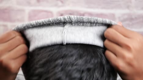 persona con una sudadera gris con capucha