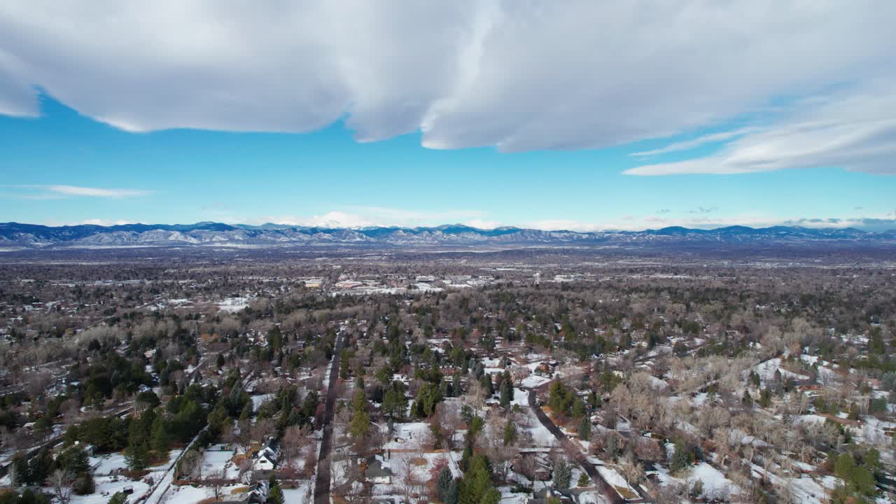 vista aérea de drones de denver, suburbio de colorado, pueblo de madera verde con nieve