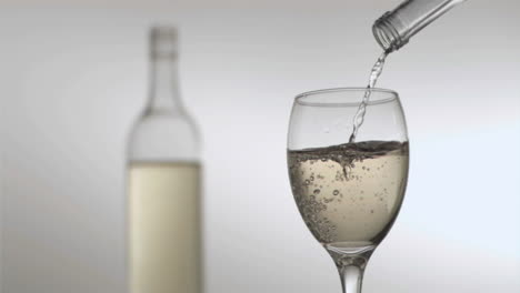 el vino blanco se vierte en cámara súper lenta.