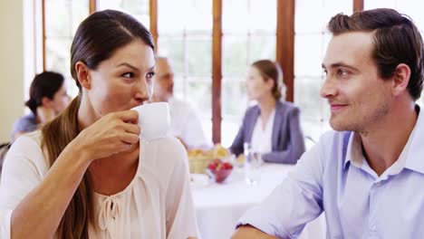 Pareja-Desayunando-En-El-Restaurante