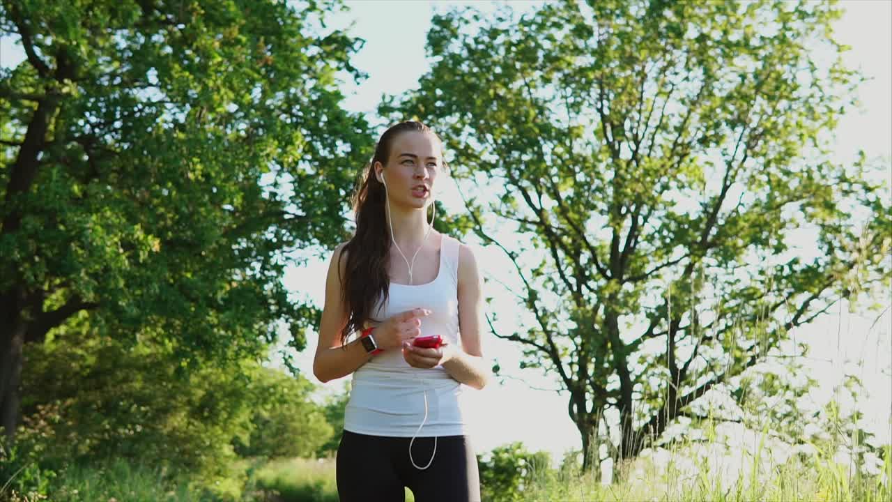 mujer haciendo ejercicio al aire libre