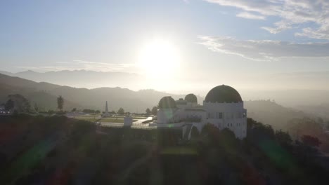 Wunderschöne-Luftaufnahme-Des-Griffith-Observatoriums-Bei-Einem-Wunderschönen-Sonnenaufgang