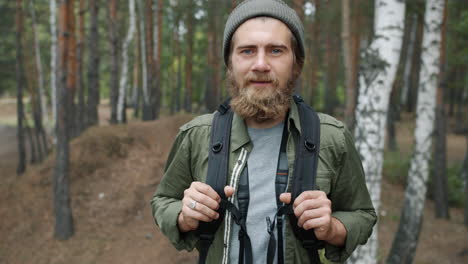 hombre caminando en el bosque