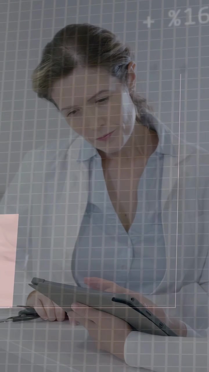 Video verticale: Analista che tocca un tablet, HUD che si evolve in grafici, codice binario che supporta la revisione aziendale.