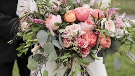 Novia-Y-Novio-En-Traje-De-Boda-Al-Aire-Libre-Con-Ramo-De-Flores-Rosas-Y-Blancas-En-Sus-Manos-1080p-60fps