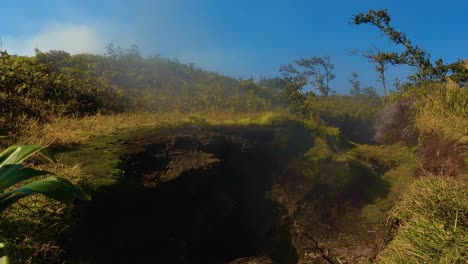 Vulkanischer-Dampf-Und-Nebel-Strömen-Aus-Einer-Lavaröhre-In-Der-Erde