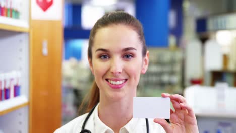 farmacista mujer sosteniendo una caja de pastillas en una farmacia