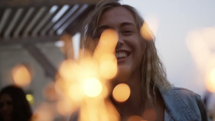 Giovane donna che socializza su un tetto