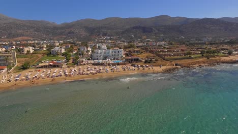 Die-Touristenstadt-Stalis-Mit-Strandbädern-Im-Sommer