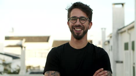 vista frontal de un joven sonriente hablando con la cámara