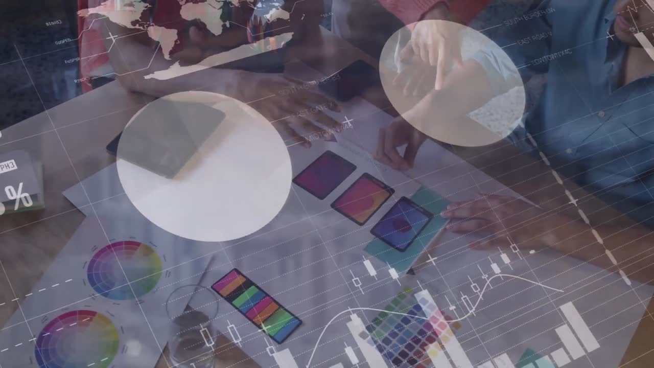 animación del procesamiento de datos en la sección media de los diseñadores gráficos discutiendo sobre muestras de color