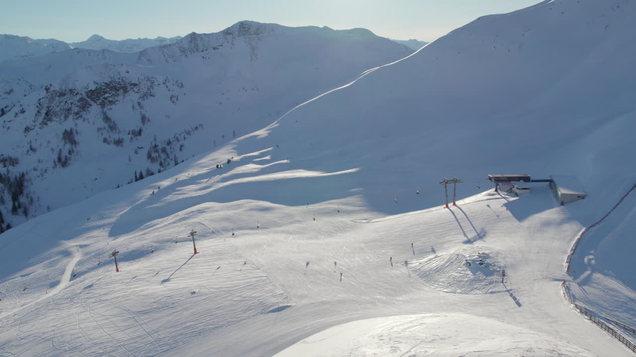 лыжники на склоне саальбах-хинтерглемм, австрия - воздушный снимок