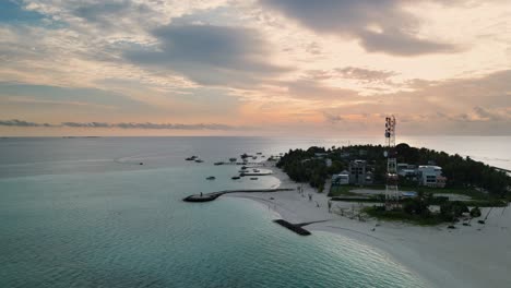 estableciendo una vista aérea de la isla local de fulidhoo en las maldivas al atardecer