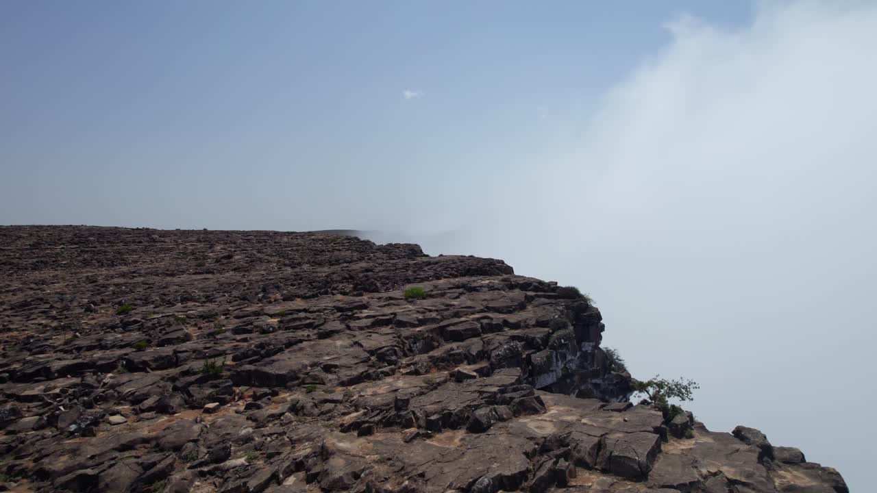 산 위 에 있는 구름 의 드론  ⁇