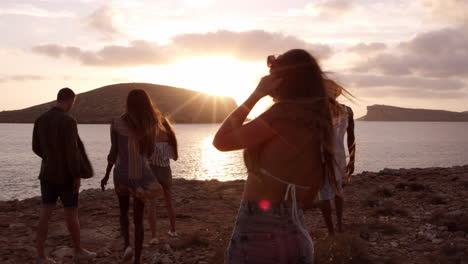 amigos caminando por el acantilado viendo el atardecer filmado en r3d