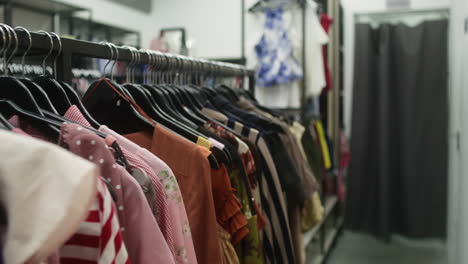 ropa en perchas en una tienda