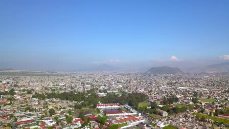 Vista-Superior-De-Drones-Del-Centro-De-La-Encantadora-Ciudad-De-Chalco-Mexico,-Y-Vista-Del-Centro-Y-Las-Carreteras-Hacia-La-Ciudad-De-Mexico