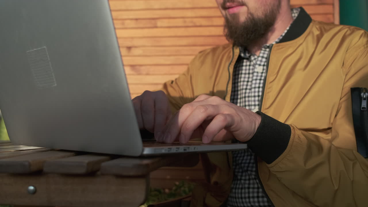 hombre trabajando en una laptop al aire libre