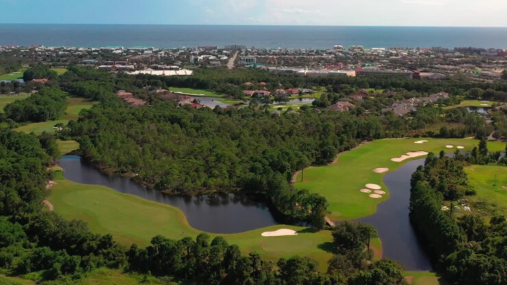 Vista panoramica in salita con drone del golf e yacht club Regatta Bay a Destin, Florida