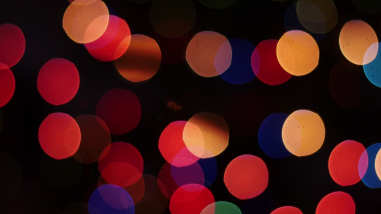 luces coloridas bokeh en fondo negro. bucle