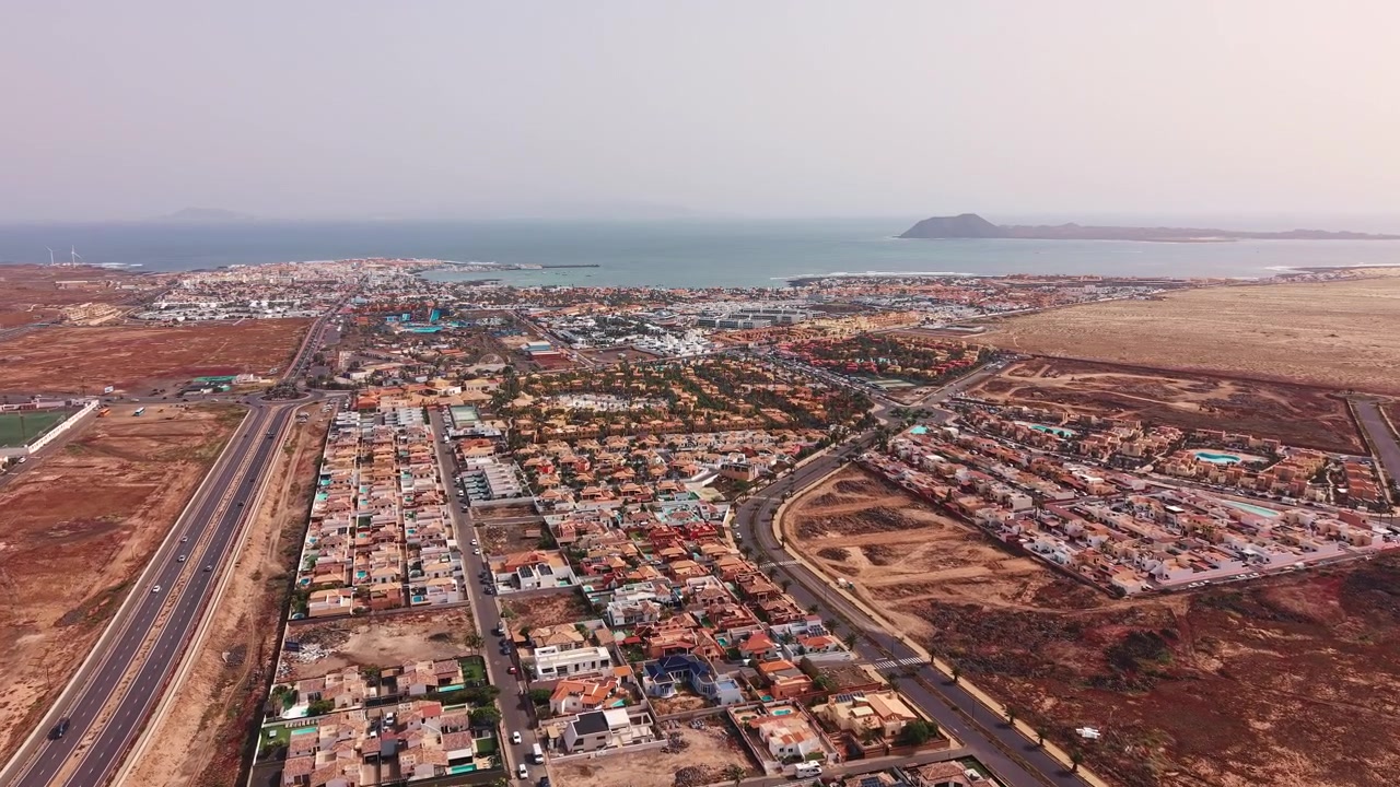 Vista aérea de un barrio residencial costero y una autopista