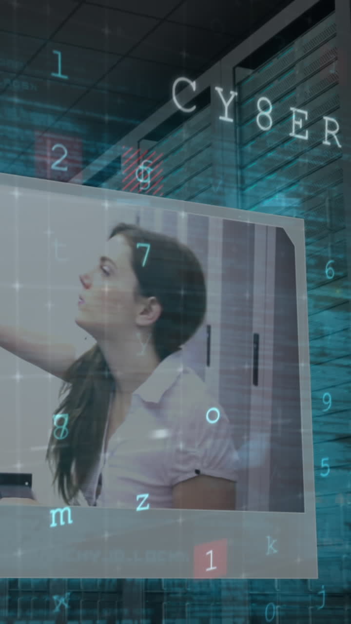 animación de advertencia de ataque cibernético sobre una mujer caucásica en la sala del servidor