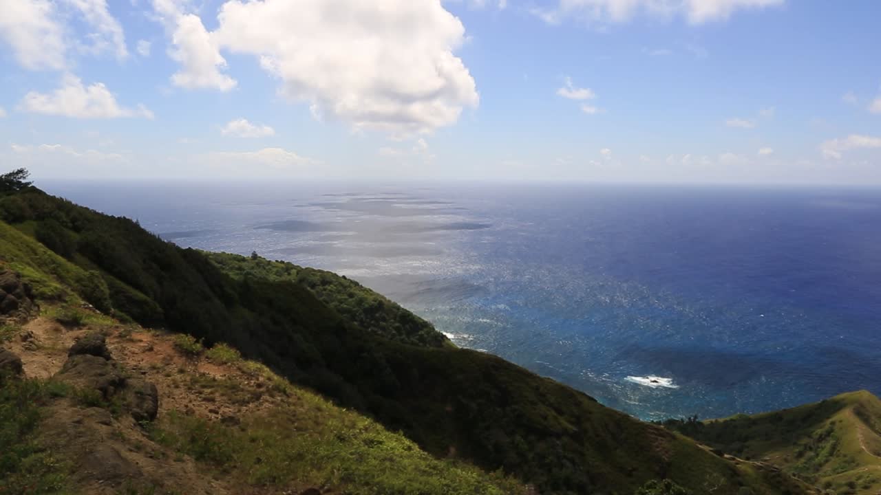vista panoramica mozzafiato dall'isola di pitcairn al cielo blu infinito e all'oceano