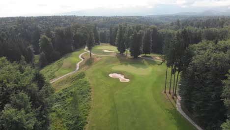 Tiro-De-Drone-De-Un-Campo-De-Golf-En-Medio-Del-Bosque-En-Eslovenia