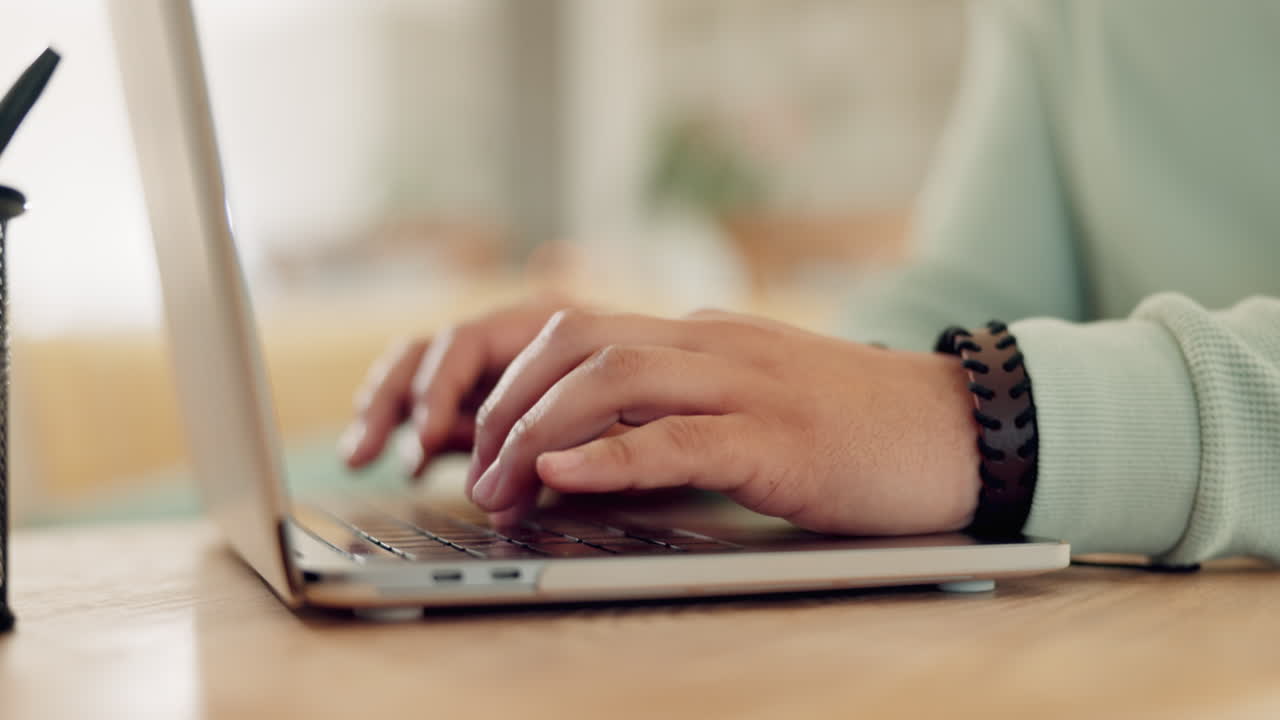 portátil, manos y persona independiente web de mecanografía