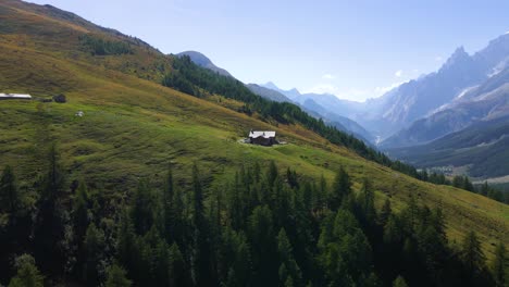 Disparo-De-Un-Dron-Girando-Alrededor-De-Una-Cabaña-De-Montaña-En-Los-Alpes-Italianos-Para-Revelar-El-Paisaje-Montañoso