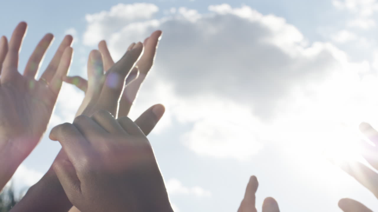 태양 태양 에너지 개념에 손을  ⁇ 고 있습니다.