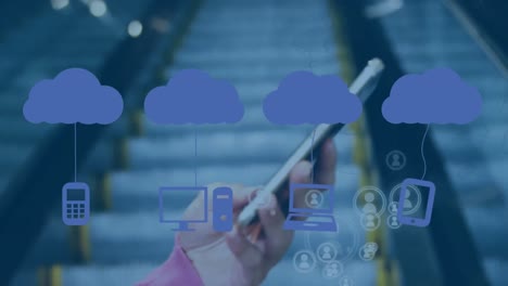 animación de nubes con iconos de medios y mujer de negocios con teléfono inteligente