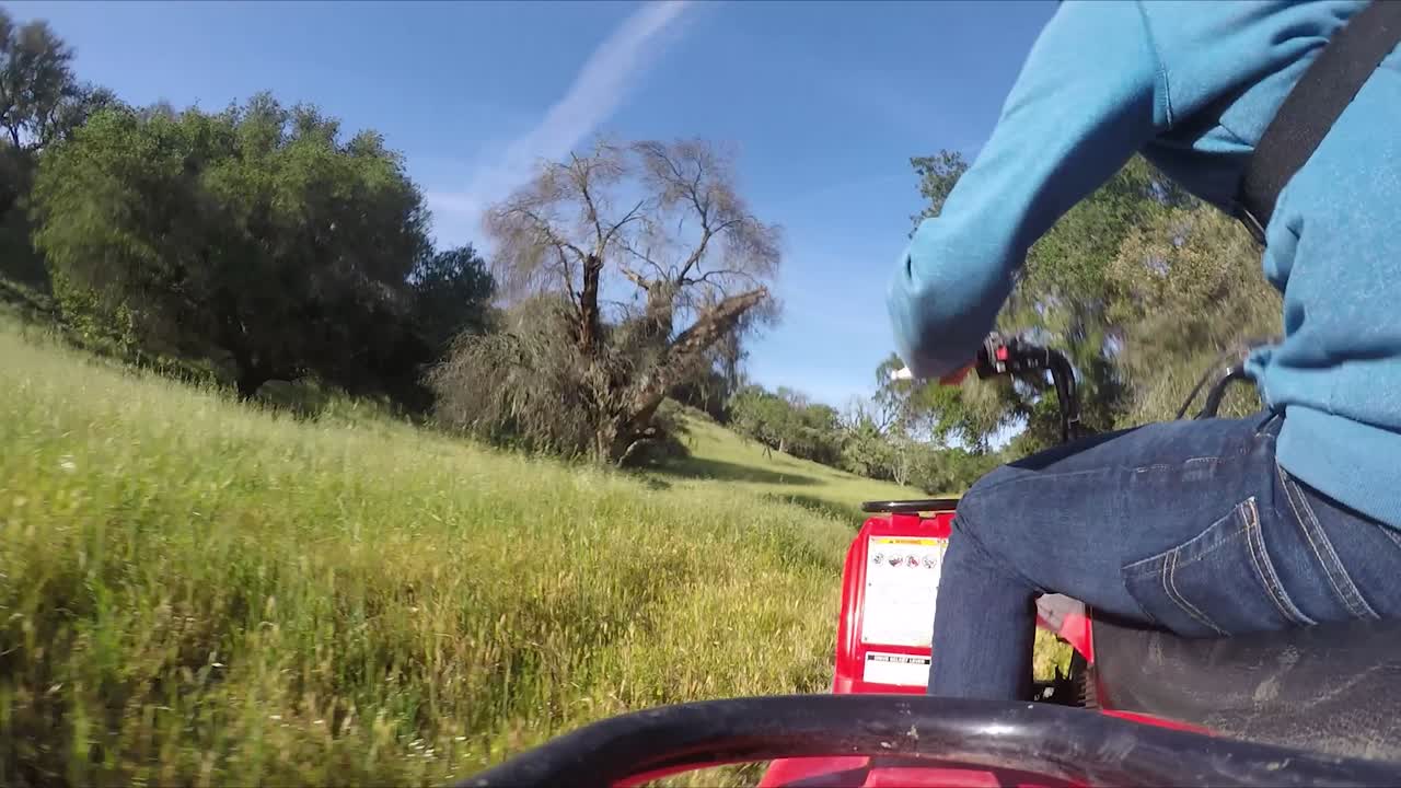 필드 타임랩스에 의한 atv 과속의 gopro 관점