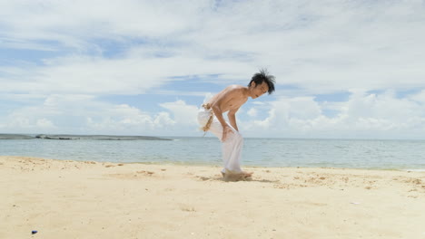 Mann-Tanzt-Capoeira-Am-Strand