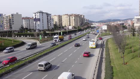 tráfico en una autopista de la ciudad